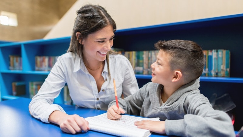 ¿Cuáles son las funciones del tutor en los centros educativos?