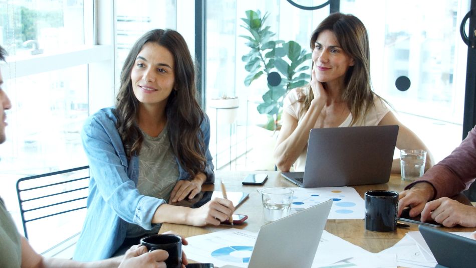 Escucha activa: qué es, tipos y ventajas de aplicarlo en el trabajo