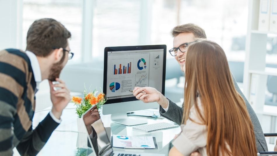 Benchmarking: qué es, tipos, etapas y ejemplos