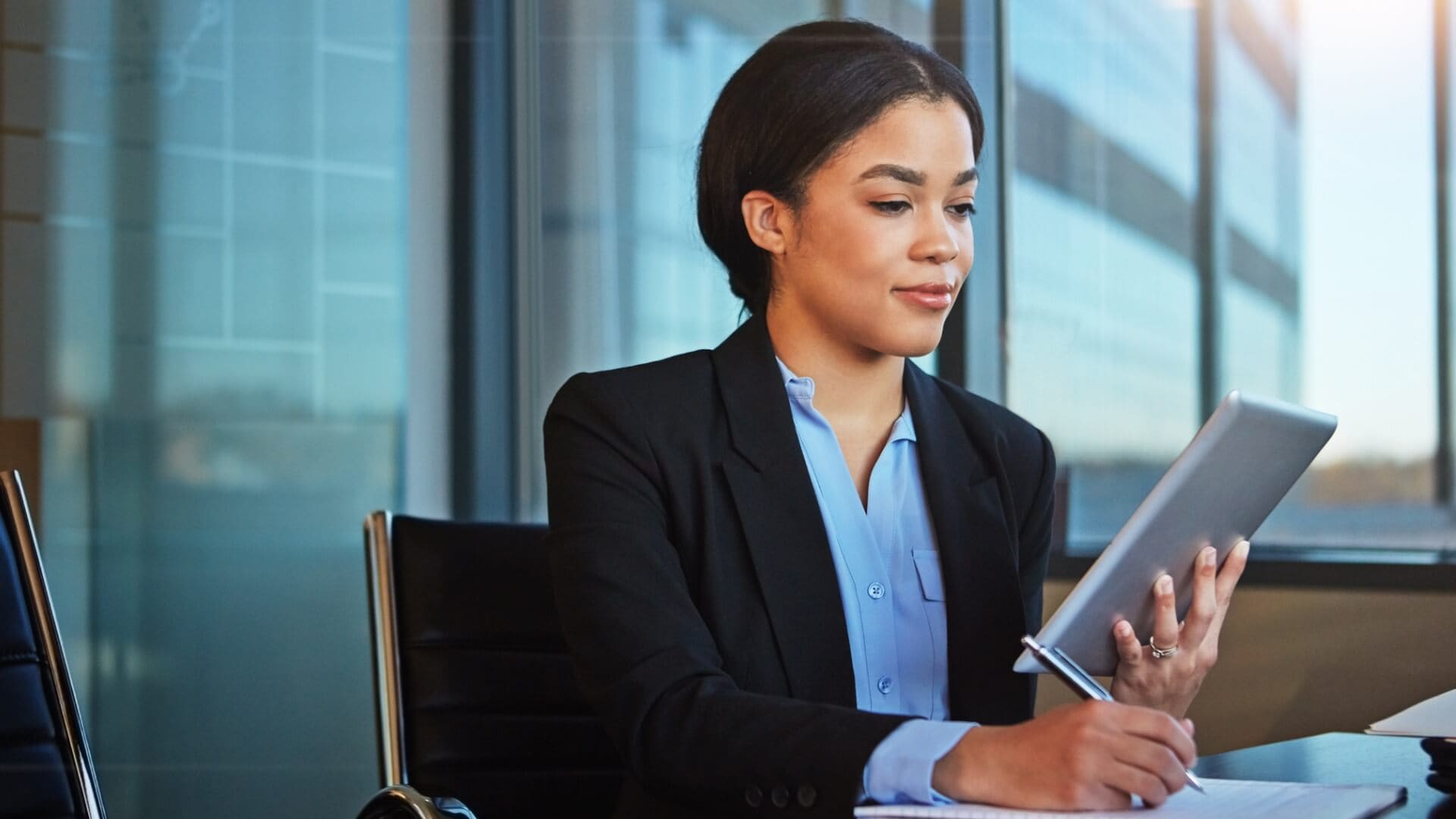 Abogado especialista en nuevas tecnologías trabajando en un despacho de abogados americano tras estudiar el curso online en legaltech de UNIR