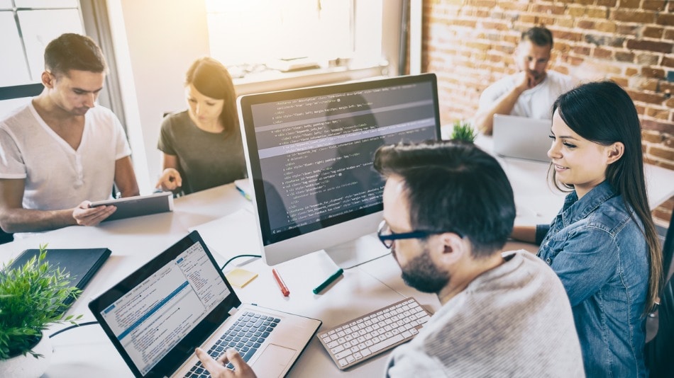 Personas en una oficina haciendo pruebas de software