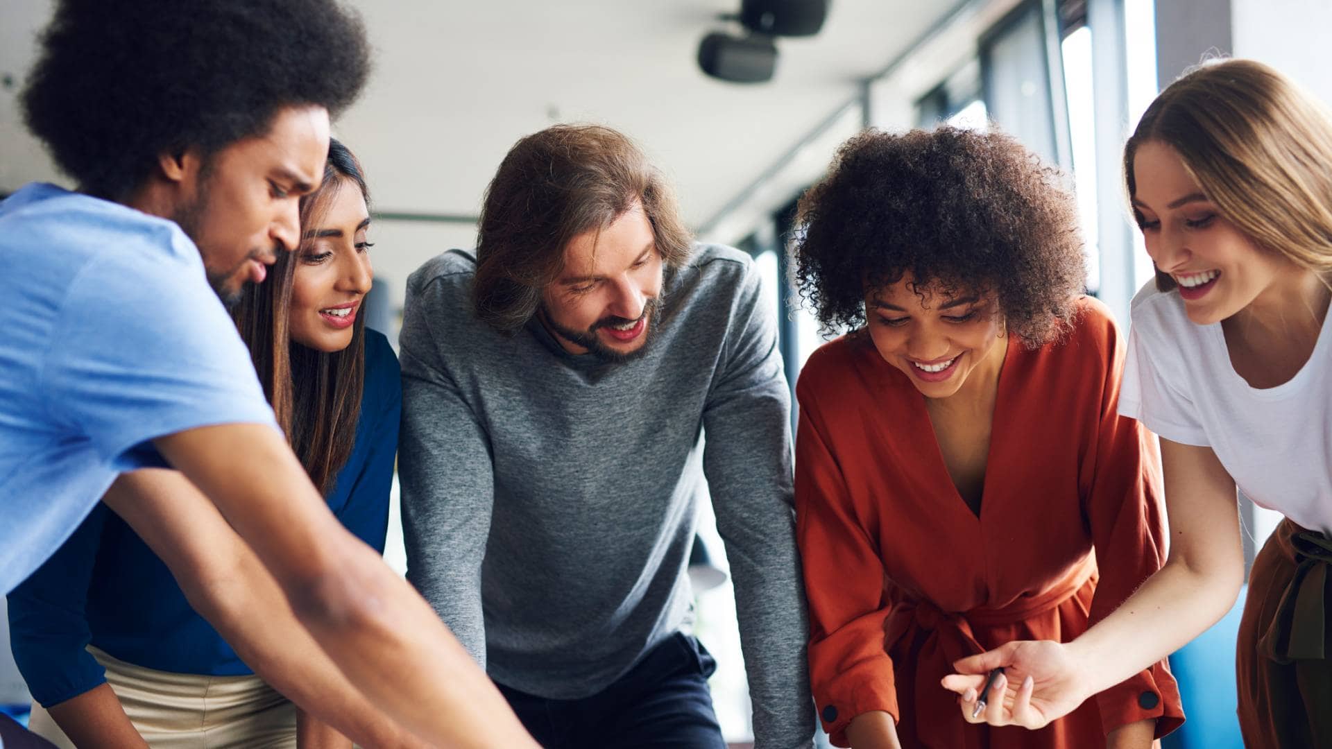 Expertos en cooperación internacional durante una clase de la Maestría en Desarrollo Económico y Cooperación Internacional