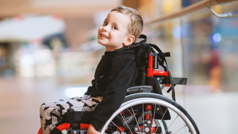 niño silla ruedas