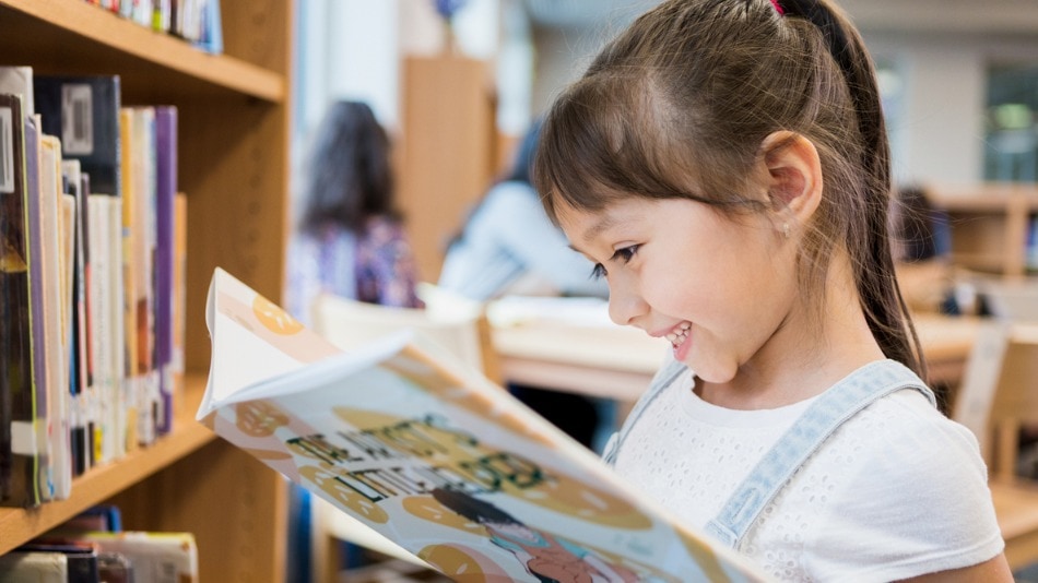 niña libro