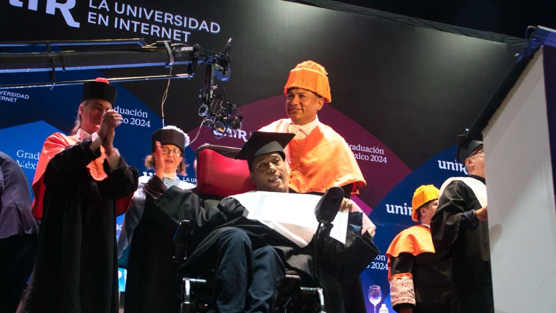 Egresado en escenario